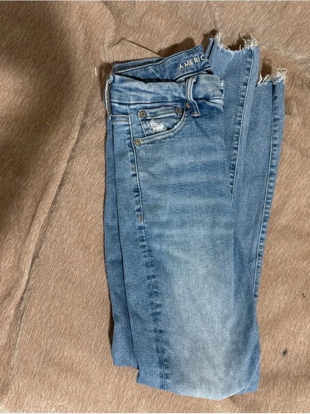 American Eagle High-Rise Distressed skinny Jeans Size 2 regular Raw Hem